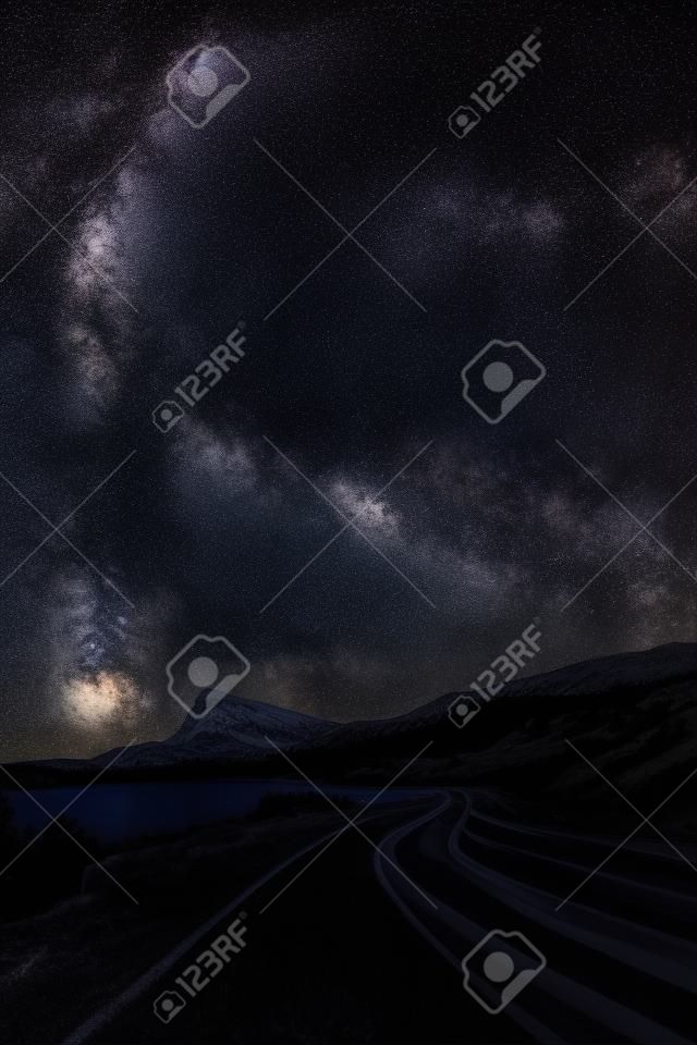 Nachtlandschaft. Nachthimmel mit einer Milchstraße und Sternen der Nordhalbkugel.