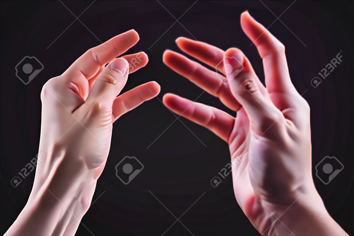 Un primer plano de dos manos masculinas y femeninas se tocan suavemente. El concepto trémulo rechazo entre los sexos