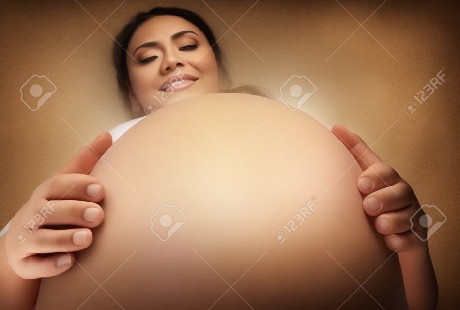 Mujer embarazada con las manos sobre la tripa