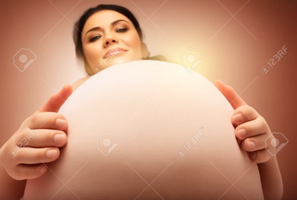 Mujer embarazada con las manos sobre la tripa