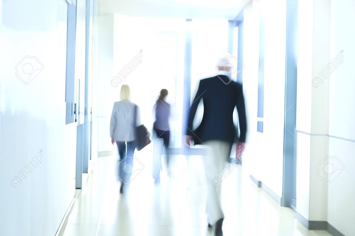 biznesmenÃ³w spaceru w korytarzu centrum biznesowe, motion blur wyraÅºnym