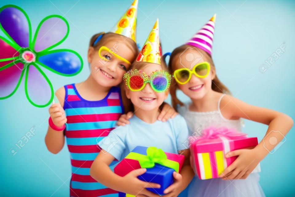 Retrato de grupo de niños en la fiesta de cumpleaños