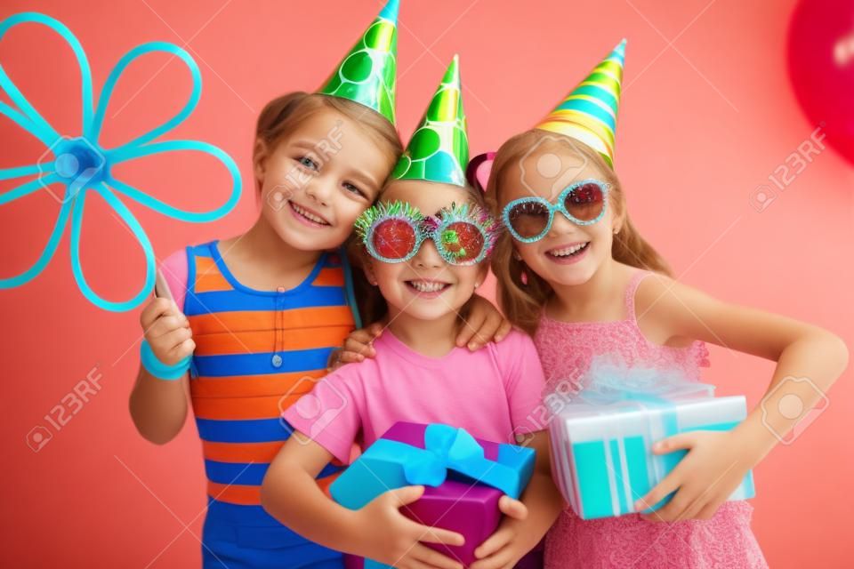 Портрет группы детей на дне рождения