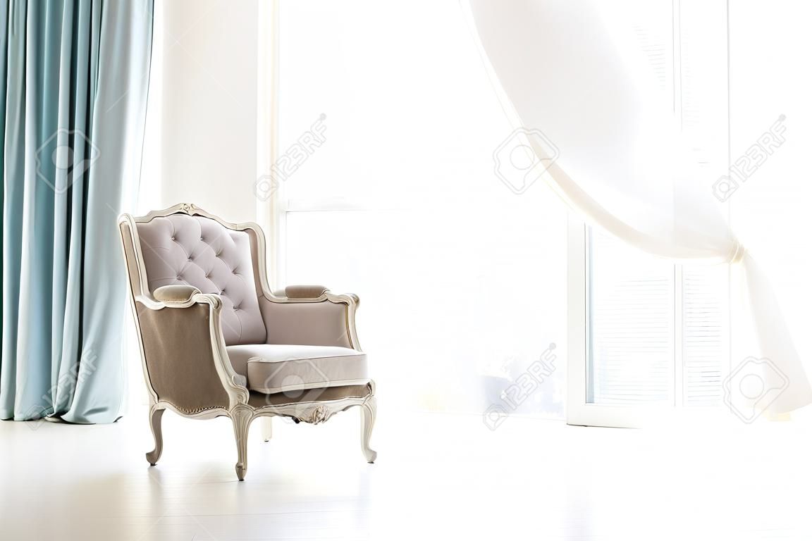 Vintage-Sessel an weißer Wand und großes Fenster mit Vorhang. Platz für Ihr Exemplar