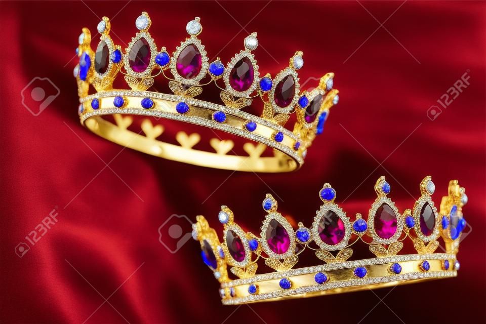 Koninklijke Kroon met rode robijnen en blauwe edelstenen.