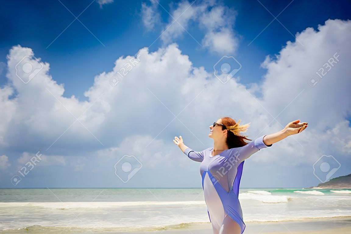 Szczęśliwa kobieta korzystających na plaży