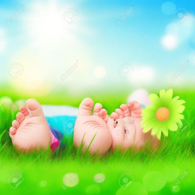Дети, лежа на зеленой траве