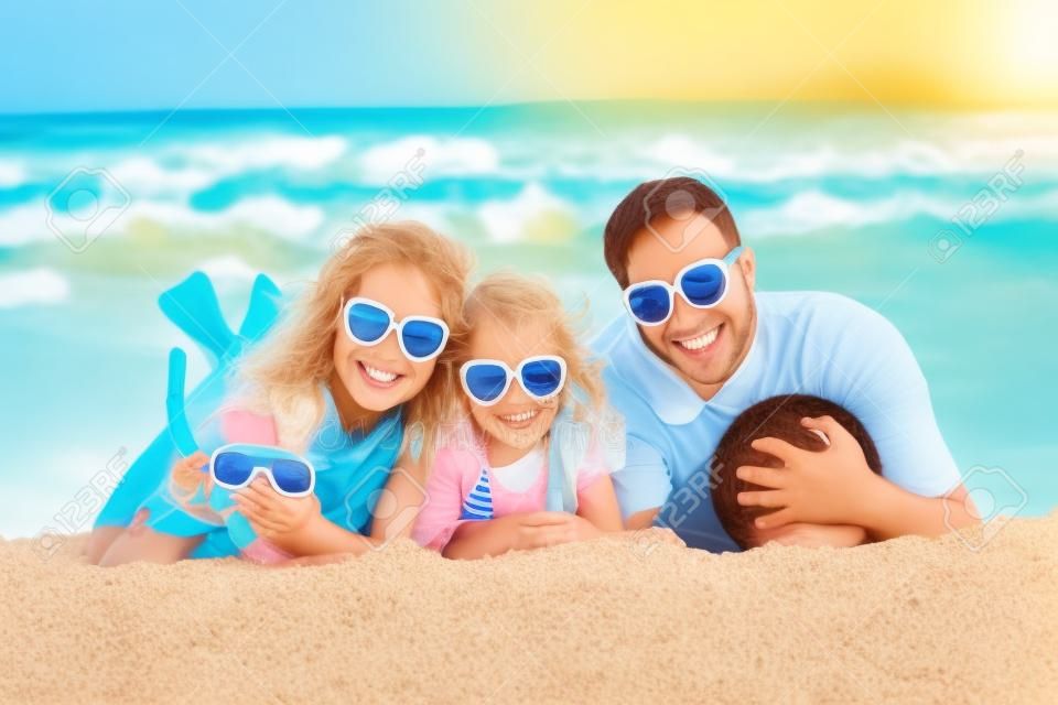 Plajda oynarken mutlu bir aile. Yaz tatil konsepti