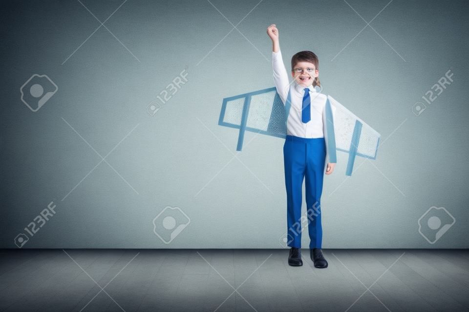 Portret van jonge zakenman met speelgoed papier vleugels. Succes, creatief en opstarten concept. Kopieer ruimte voor uw tekst