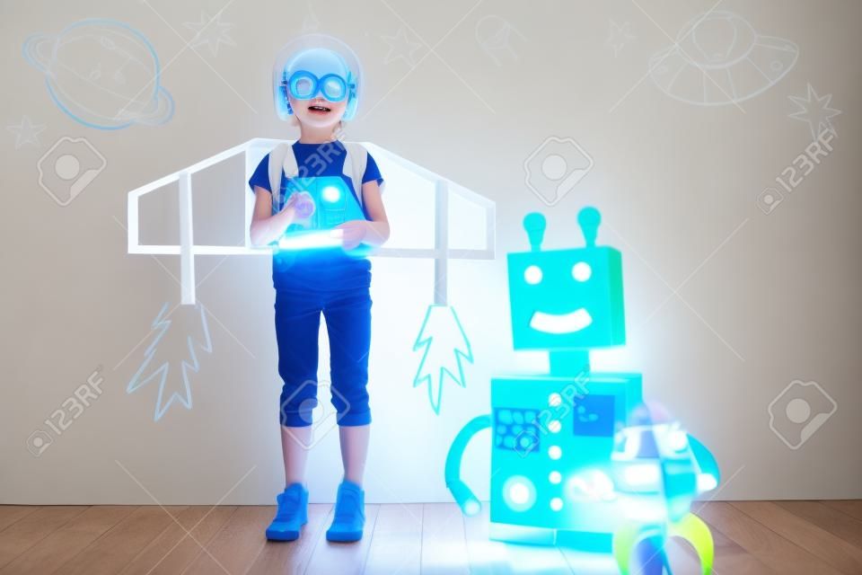 Heureux enfant jouant avec robot jouet à la maison. La technologie de l'innovation et le concept de réussite