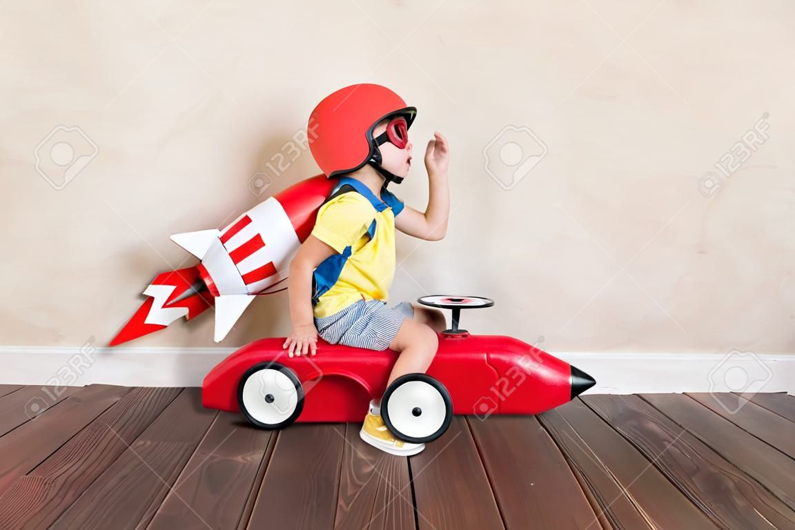 Dziecko z rakietą papieru zabawki. Dziecko bawiące się w domu. Koncepcja technologii sukcesu, wyobraźni i innowacji