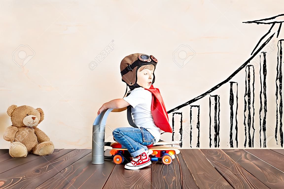 Enfant drôle avec jouet jet pack. Heureux enfant jouant à la maison. Concept de technologie de réussite, d'imagination et d'innovation