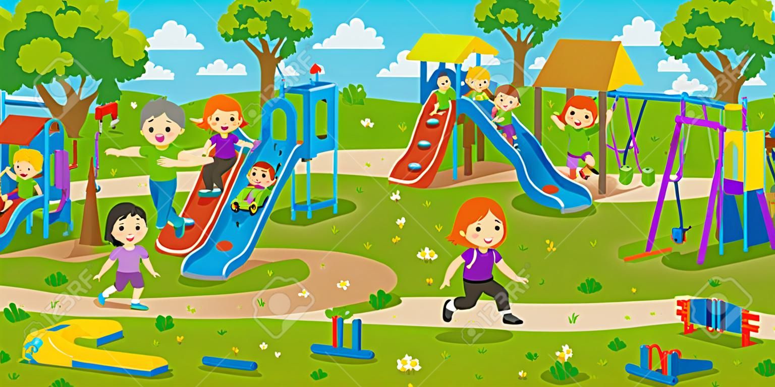 Crianças excitadas felizes que se divertem junto no playground. As crianças brincam fora com o fundo do céu. Elementos isométricos coloridos do playground com crianças.