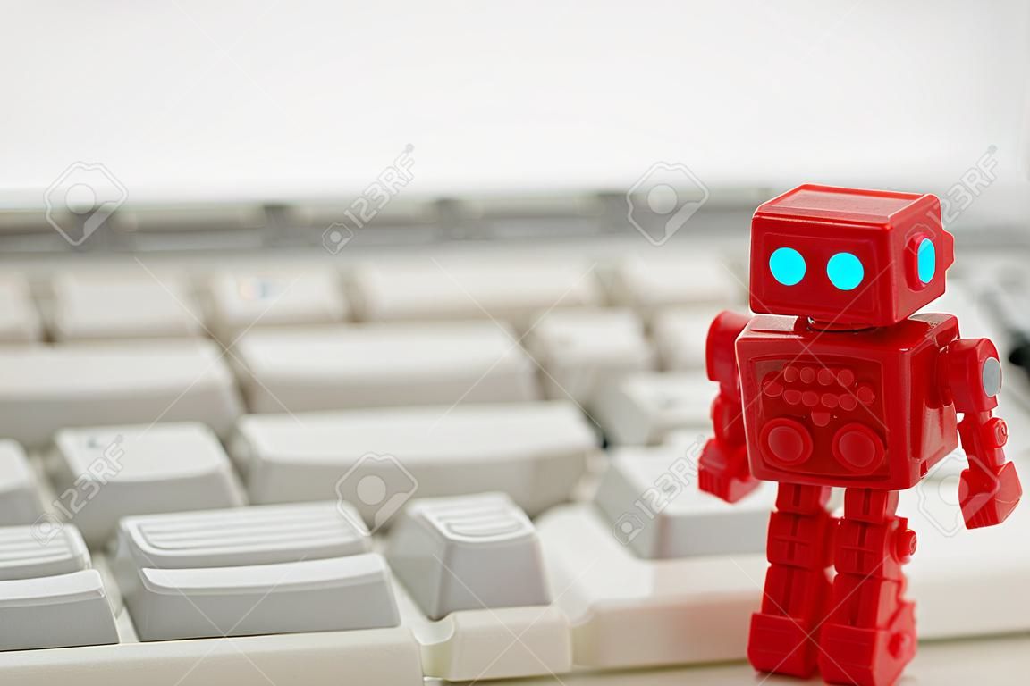 Robô ou inteligência artificial e teclado de PC no fundo branco. Conceito de inteligência artificial.
