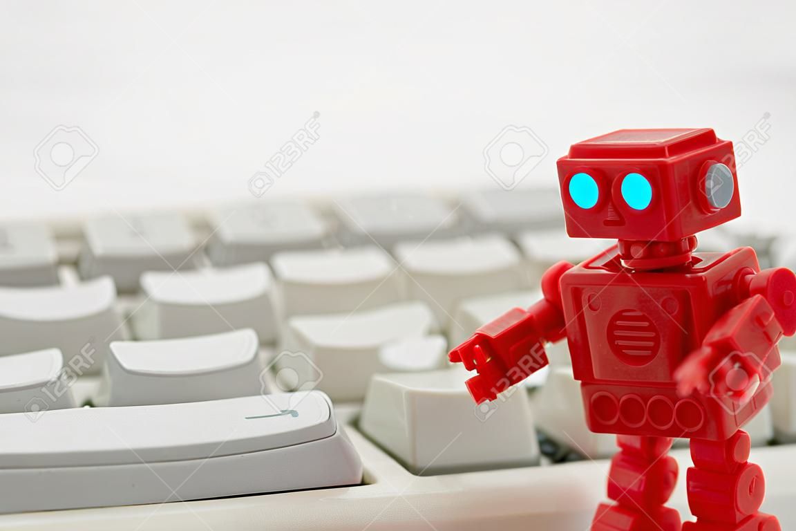 Robô ou inteligência artificial e teclado de PC no fundo branco. Conceito de inteligência artificial.