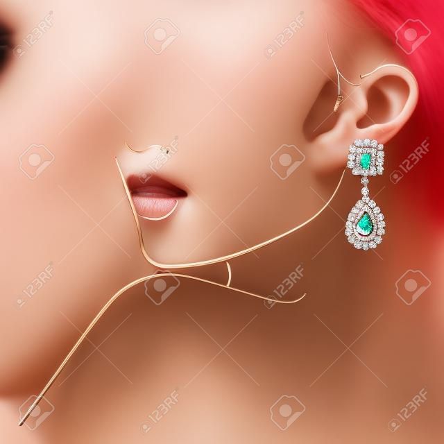 美麗的女人戴耳環。