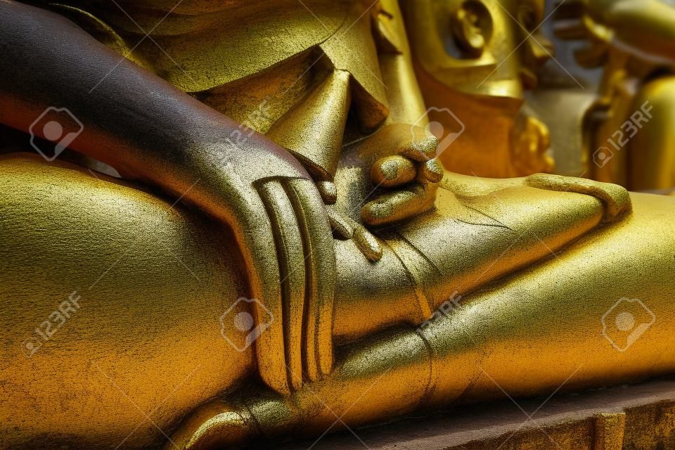 Keze buddha szobrot Wat Yai Chai Mongkol Ayutthaya, Thaiföld