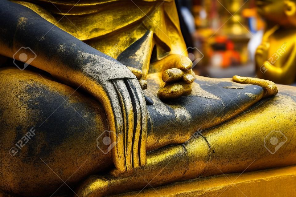 Keze buddha szobrot Wat Yai Chai Mongkol Ayutthaya, Thaiföld