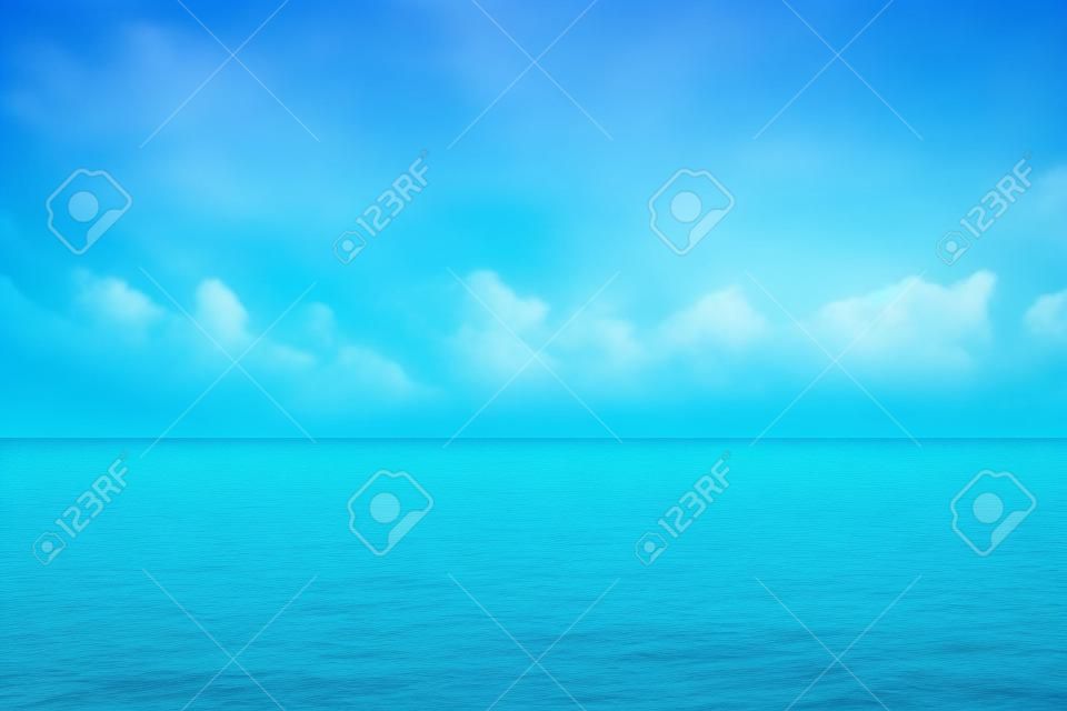 平靜的充滿活力的藍海