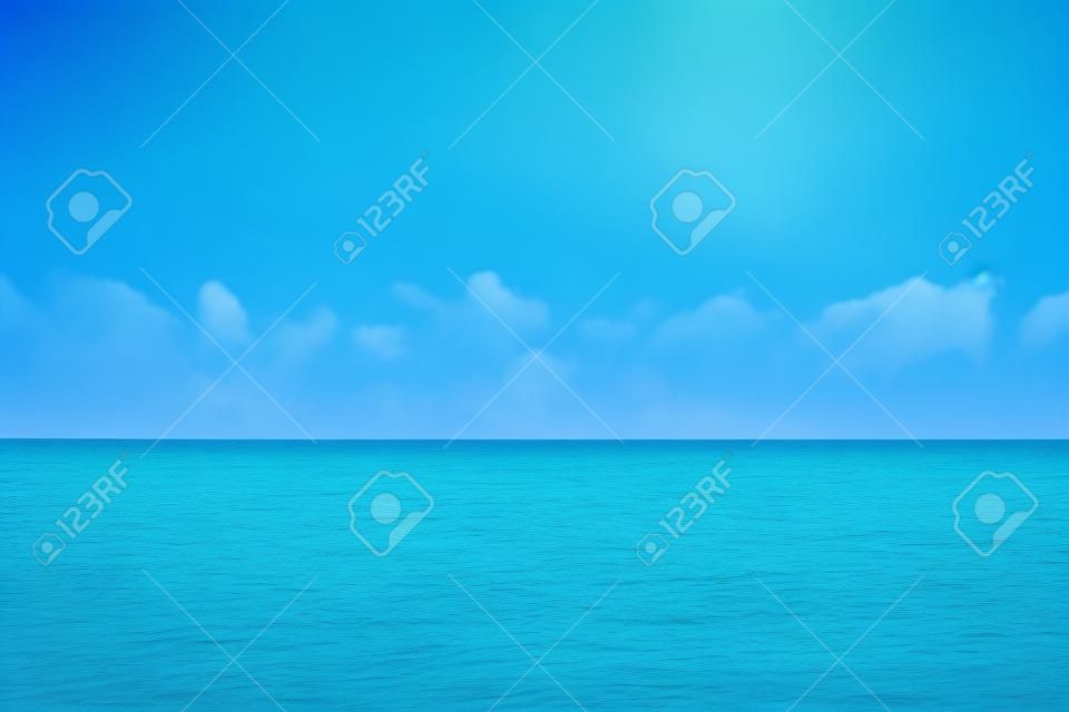 平静的蓝色海洋