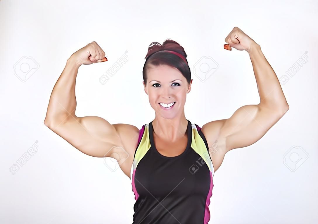 Une femme forte musculature fléchissant ses muscles. Belle femme Isolé sur un fond blanc