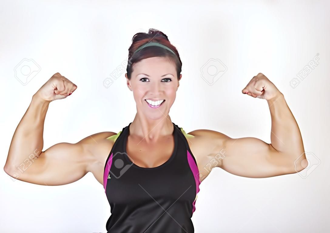 Une femme forte musculature fléchissant ses muscles. Belle femme Isolé sur un fond blanc