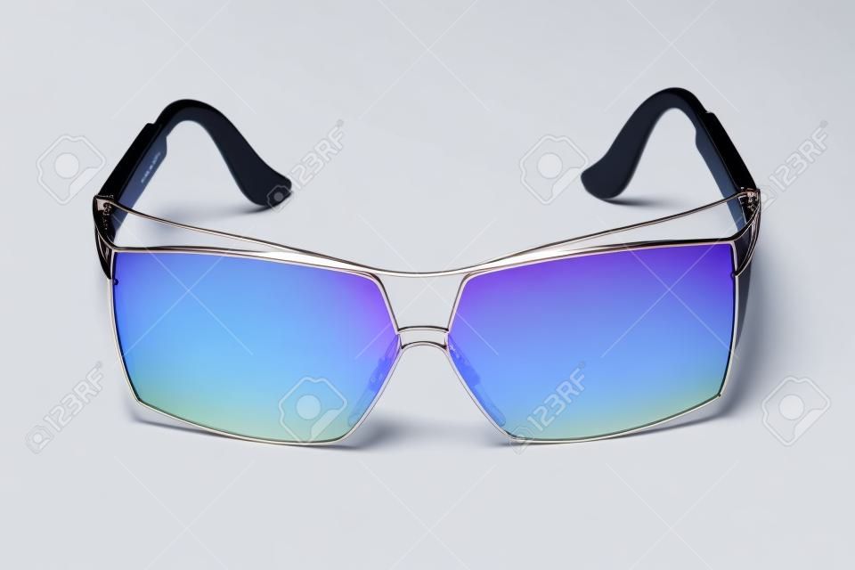 Hermosas gafas de sol aislados en el fondo blanco