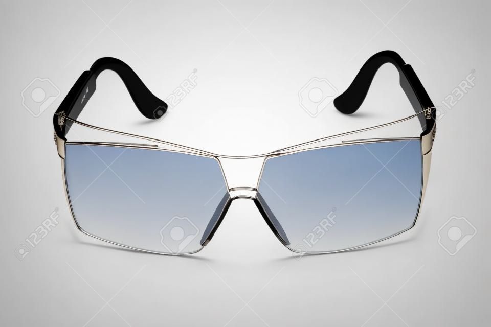 白い背景に分離された美しいサングラス