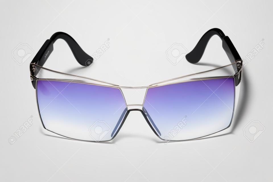 흰색 배경에 고립 된 아름 다운 선글라스