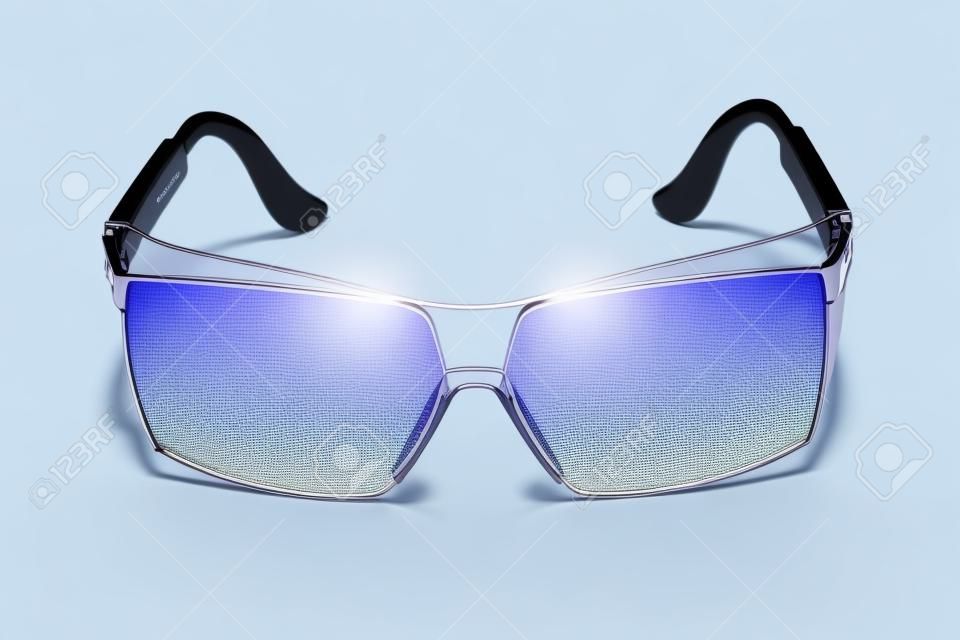 Красивые солнцезащитные очки на белом фоне