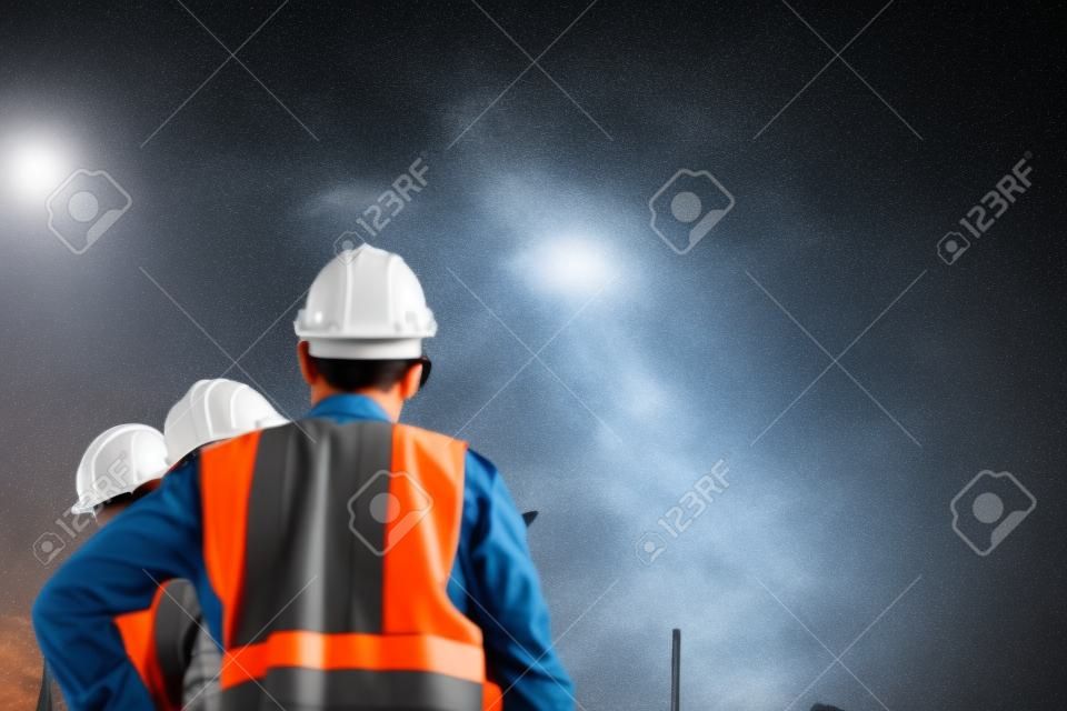 Инженер, указывающий приказы рабочей бригаде по безопасности труда