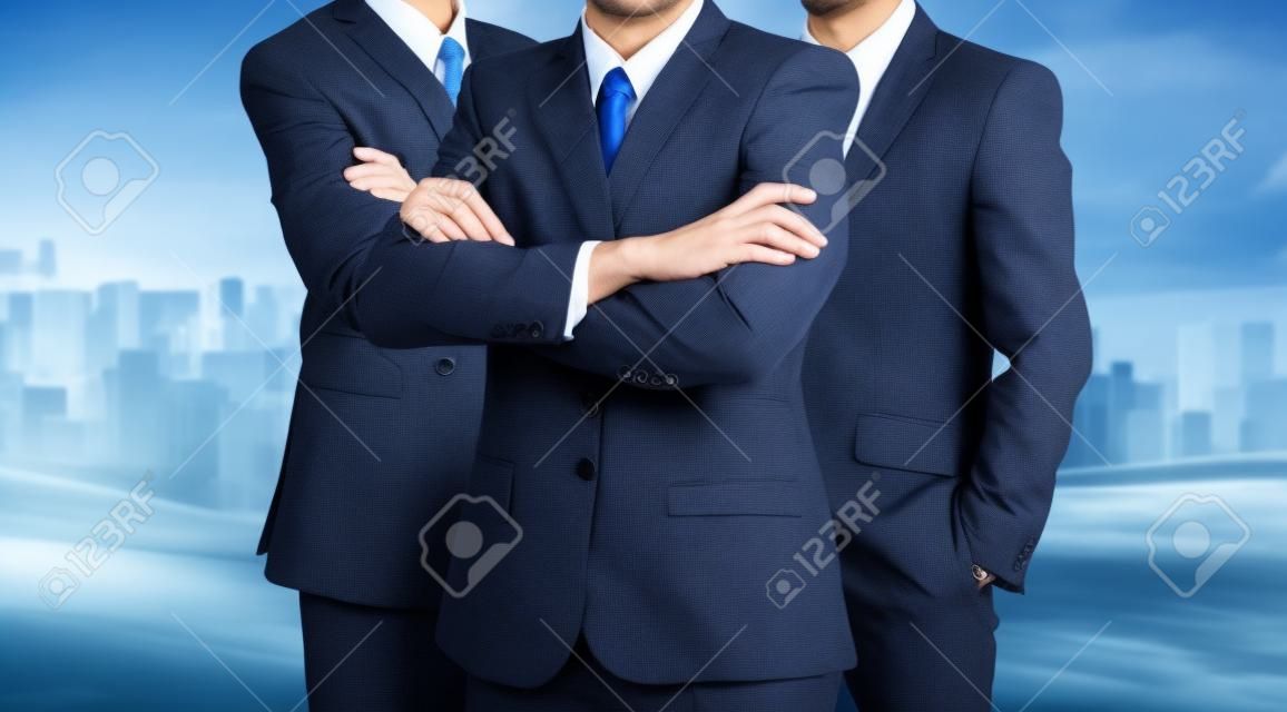 Tres hombres de negocios en trajes. Líder de concepto de negocio. Poder del hombre