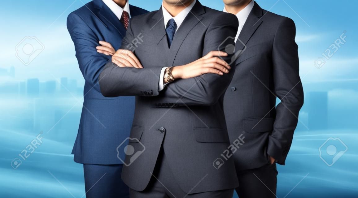 Trzech biznesmenów w garniturach. Lider koncepcji biznesowej. Moc człowieka.