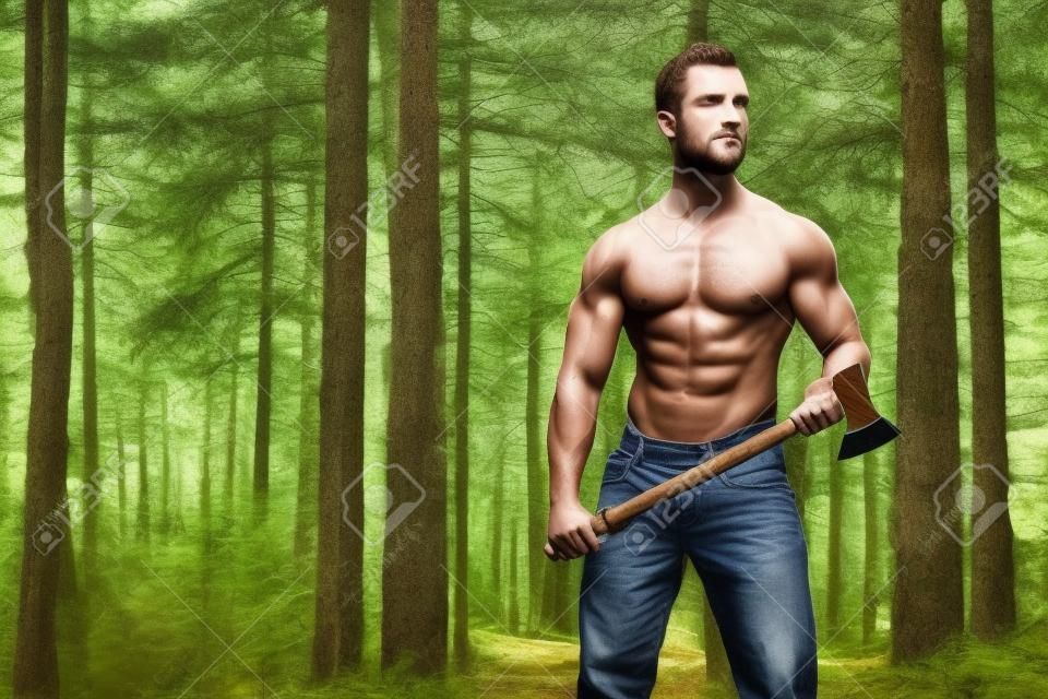 Sin camisa hombre musculoso físico leñador con el hacha en el bosque.