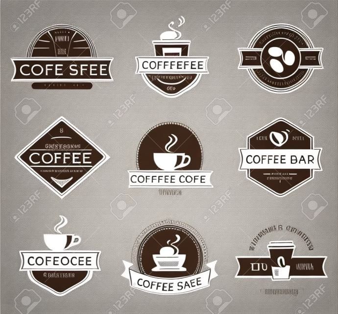 Kahve logosu şablonları. kahvehane ya da kafe için etiket ayarlayın. Logolar beyaz arka plan üzerinde izole edilmiştir. Vektör toplama.
