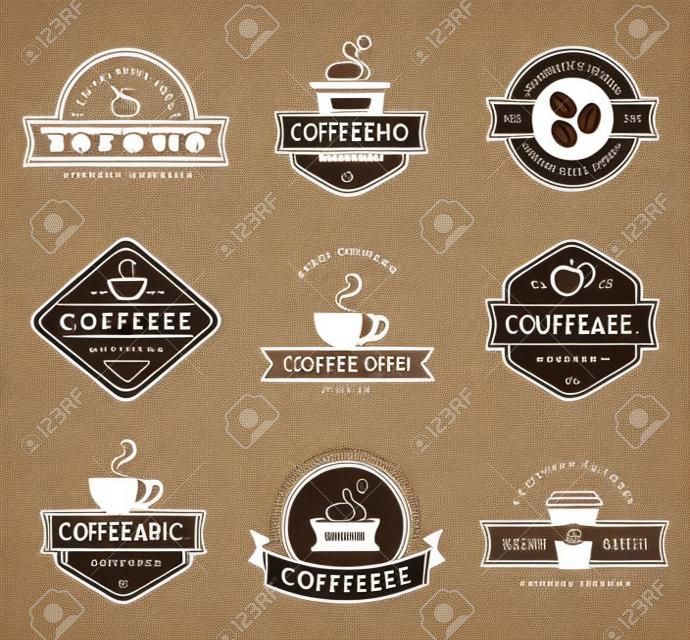 Kahve logosu şablonları. kahvehane ya da kafe için etiket ayarlayın. Logolar beyaz arka plan üzerinde izole edilmiştir. Vektör toplama.