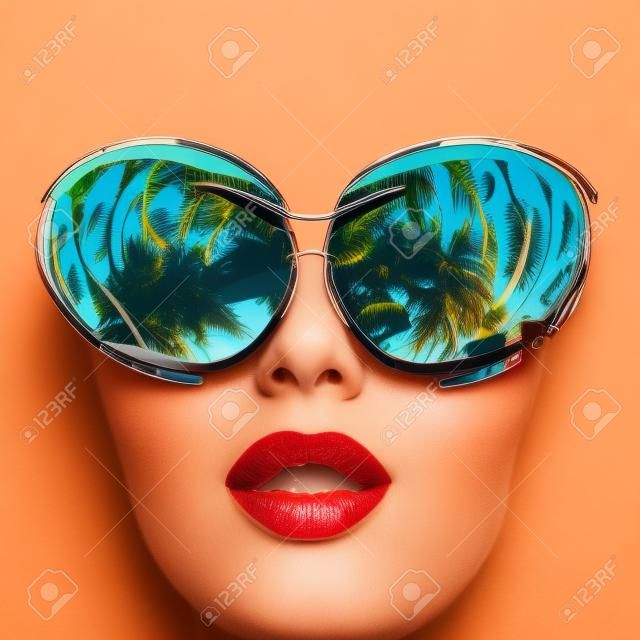 palmiye ağaçları yansıması ile güneş gözlüğü ile kadının yüzü