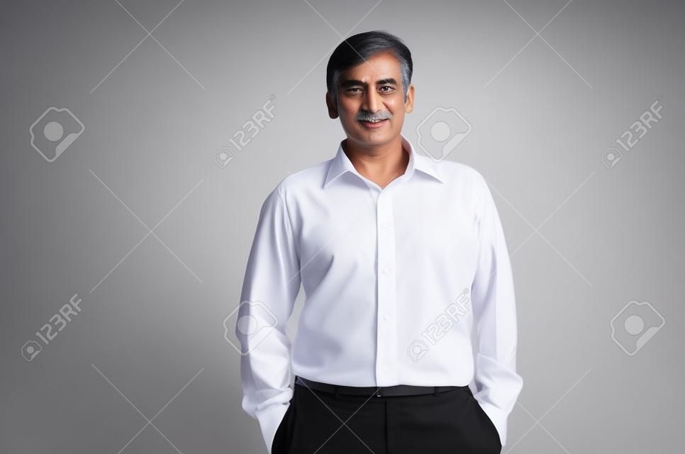 Good looking maduro masculino asiático indio con ropa formal aislada en el fondo blanco