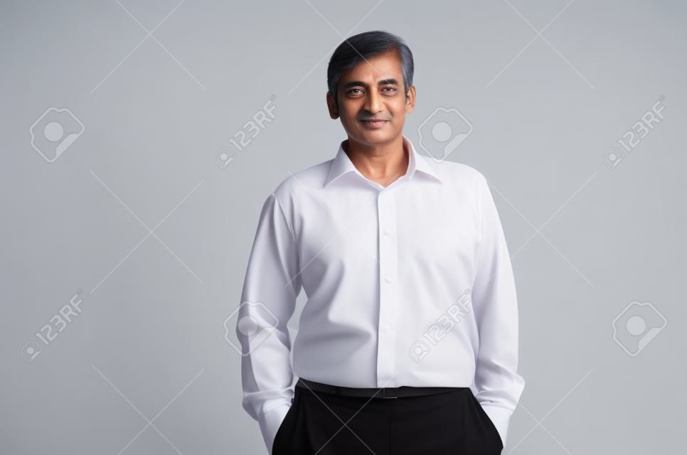Good looking maduro masculino asiático indio con ropa formal aislada en el fondo blanco