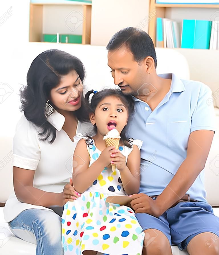 familia india que goza comiendo helado indoor