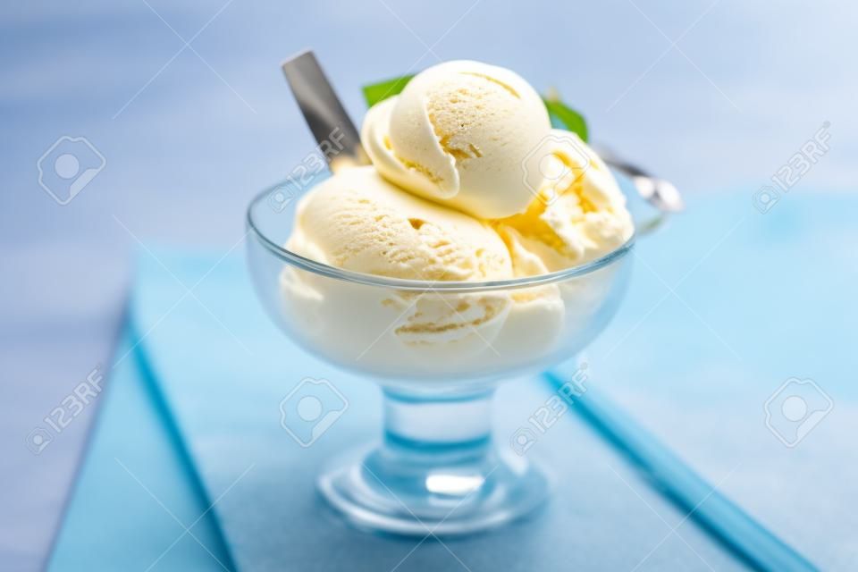 Arka plana sahip vanilyalı dondurma