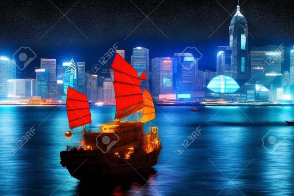 前景のジャンク船で香港夜景