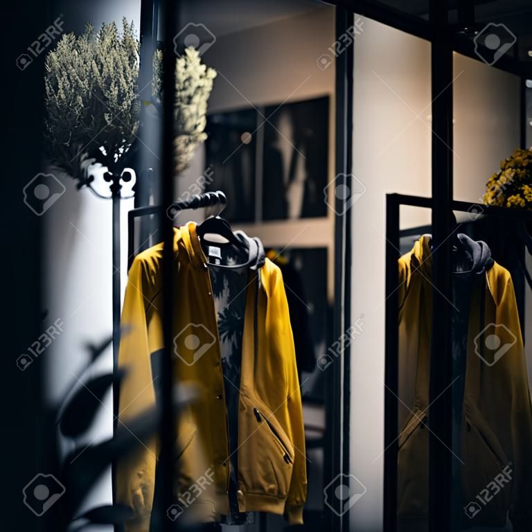 kleding winkel venster met gele kleding op hanger, vintage toon