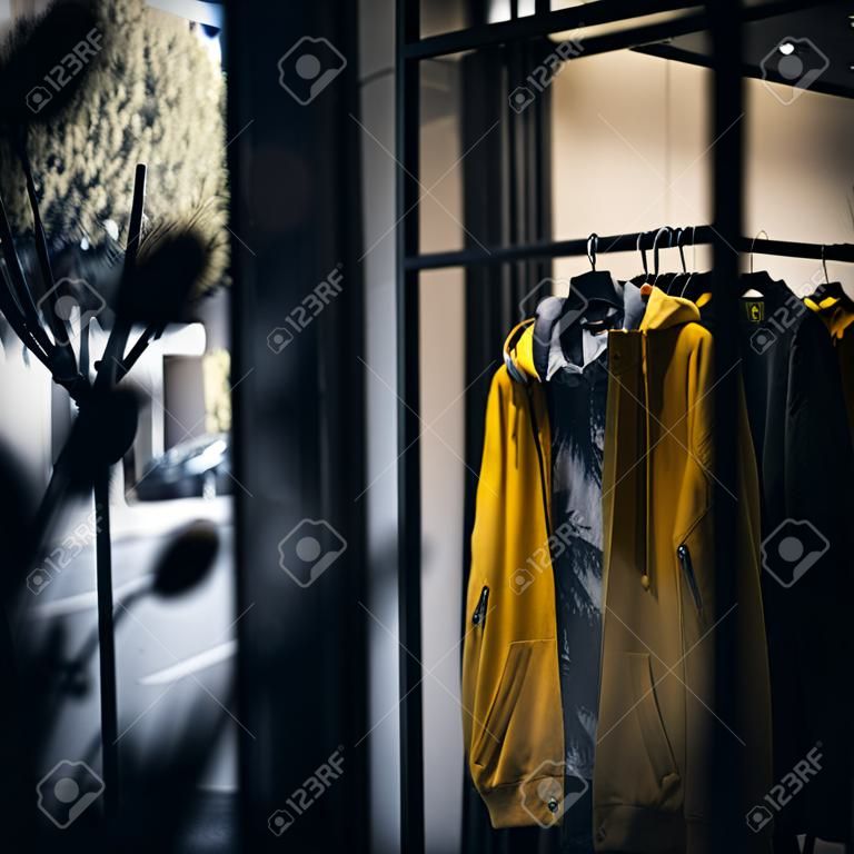 옷걸이에 노란색 옷이 있는 옷가게 창문, 빈티지 톤