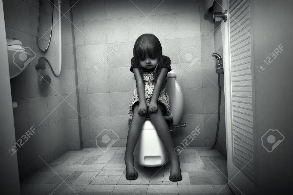 두려움과 우울한 여자 화장실, 흰색 음색, 어린이 학대 개념에 앉아 우울증
