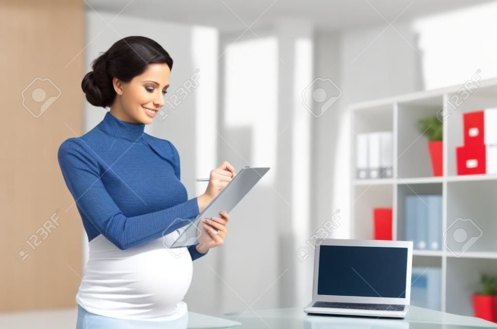 Mujer de negocios embarazada en la oficina