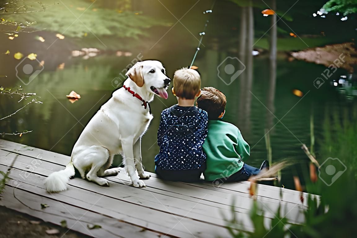 湖での釣りが外 - 模倣少女と少年と犬を再生