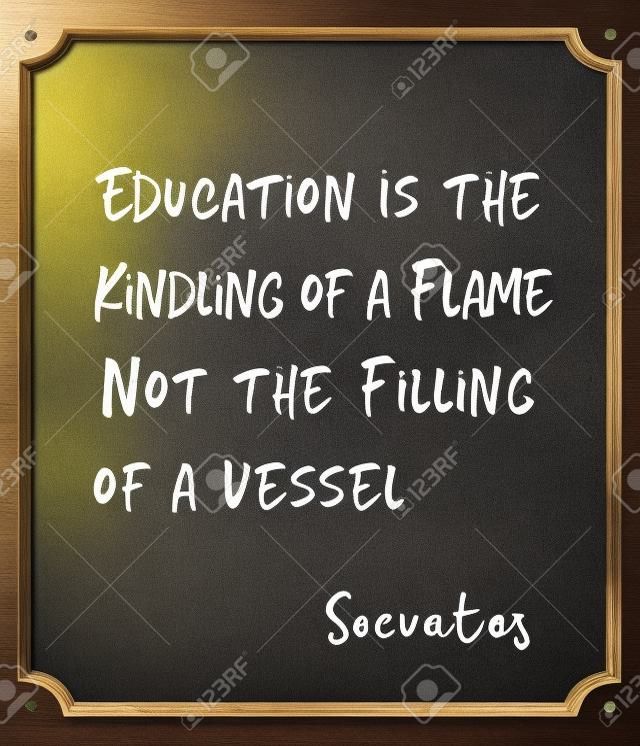 Onderwijs is het aansteken van een vlam, niet het vullen van een schip - oude Griekse filosoof Socrates citaat geschreven op ingelijst krijtbord