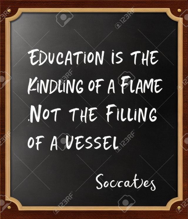 Onderwijs is het aansteken van een vlam, niet het vullen van een schip - oude Griekse filosoof Socrates citaat geschreven op ingelijst krijtbord