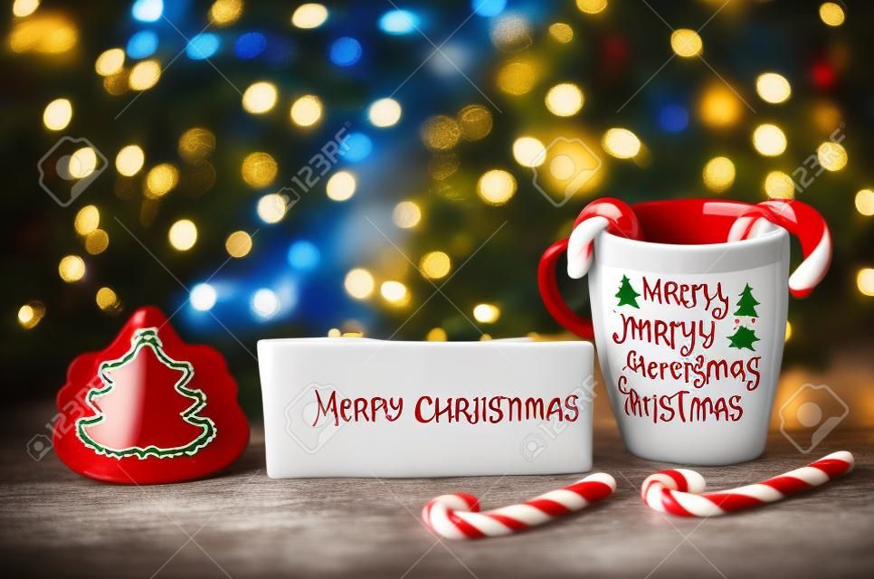 Iscrizione della tazza di natale Buon Natale su un vago festivo